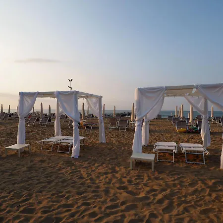 Con Piscina A Due Passi Dal Mare *